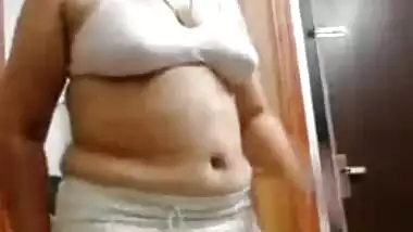 Desi aunty show her big ass and pussy