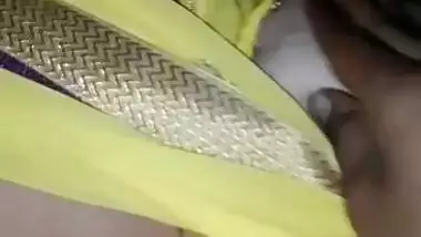 Desi Bhabhi Boobs Show In Saree
