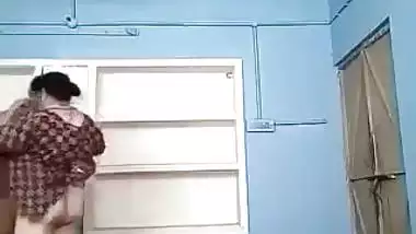 MMS video of mature Bhabhi having XXX affair with fat Desi neighbor